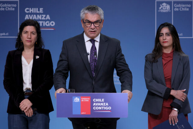 La ministra (s) secretaria general de Gobierno, Aisen Etcheverry, junto al ministro de Hacienda, Mario Marcel, y la subsecretaria de Relaciones Economicas Internacionales, Claudia Sanhueza, realiza una voceria conjunta para abordar la situacion economica global y sus impactos en Chile, tras la reunion liderada por el Presidente de la Republica.