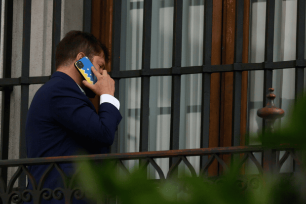 El Presidente de la Republica, Gabriel Boric, habla por teléfono celular desde el segundo piso del Palacio de La Moneda.