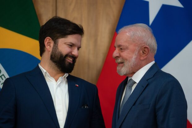 Primer plano de Boric y Lula, detrás de ellos las banderas de Chile y Brasil.