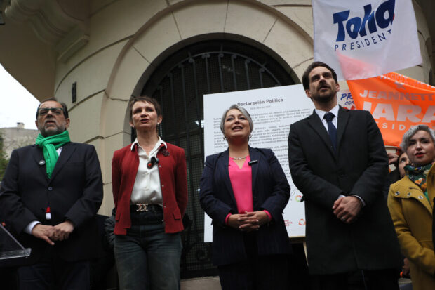 Los candidatos presidenciales del oficialismo (de izquierda a derecha): Jaime Mulet (FRVS), Carolina Tohá (PPD), Jeannette Jara (PC) y Gonzalo Winter (FA).