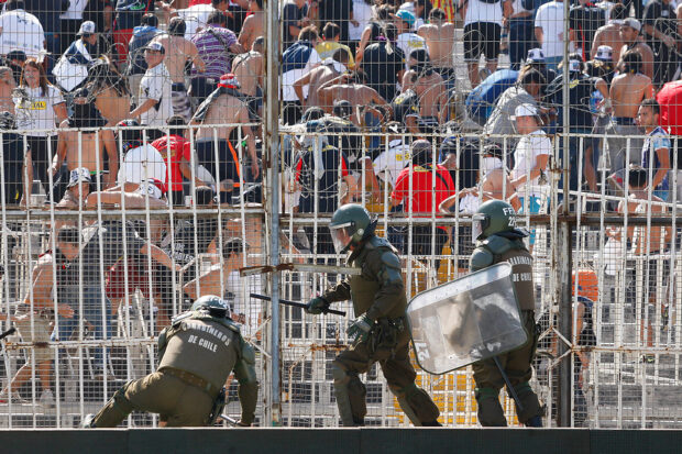 Carabineros interviene en desmandes en partido Colo Colo-UC de 2015