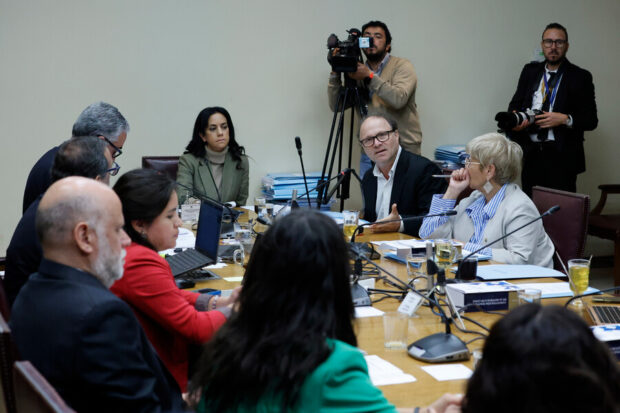Senador Alfonso De Urresti participa de la Comisión de Constitución del Senado.