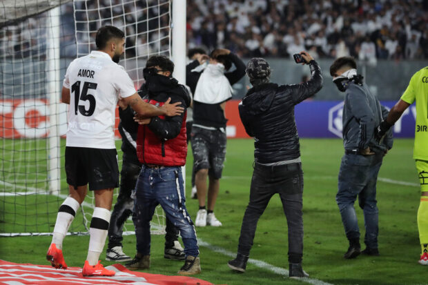 Emiliano Amor contiene a turba que ingresa a la cancha del Estadio Monumental