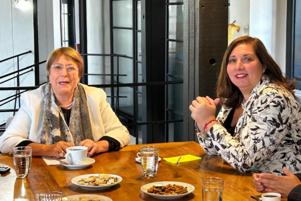Ex presidenta Michelle Bachelet junto a Paulina Vodanovic