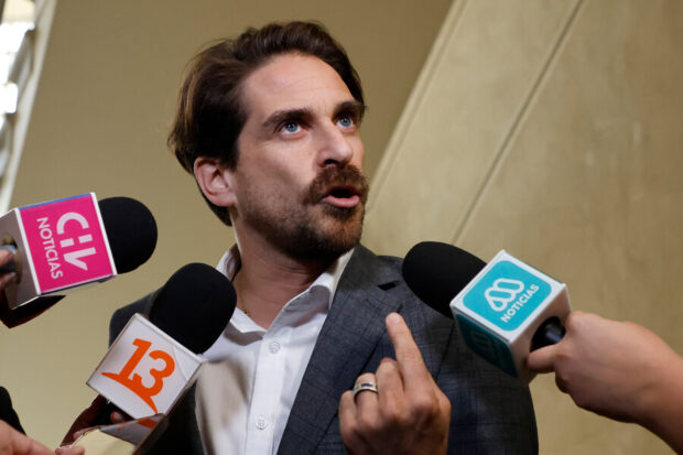 Gonzalo Winter frente a los micrófonos de distintos medios de comunicación.