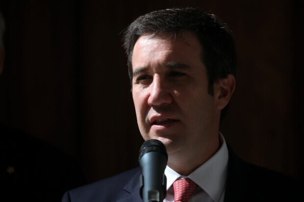 Guillermo Ramirez frente a un micrófono.