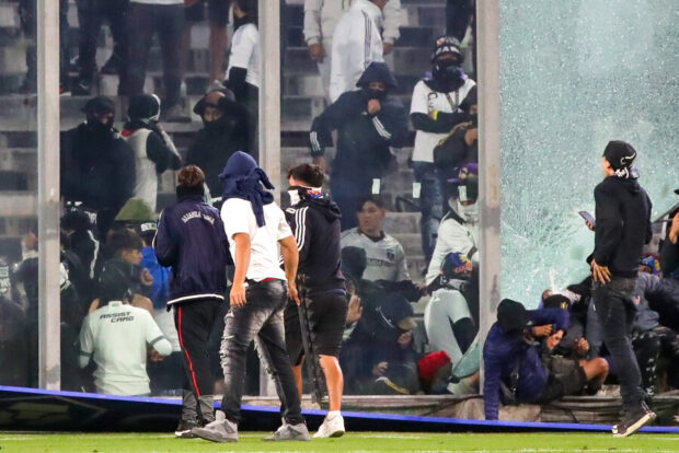 Hinchas de Colo Colo ingresan a la cancha durante el partido de Copa Libertadores contra Fortaleza disputado en el Estadio Monumental.