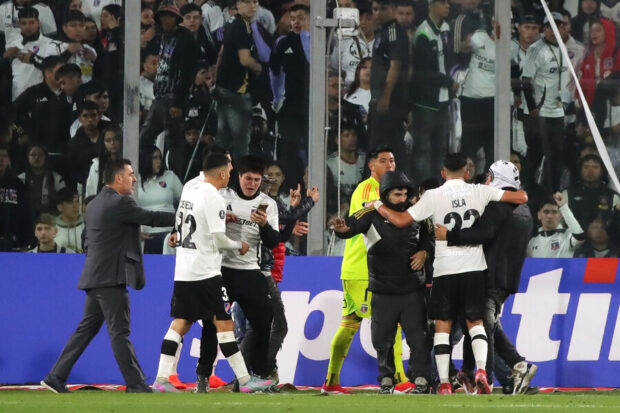 Invasión a la cancha de hinchas de Colo Colo