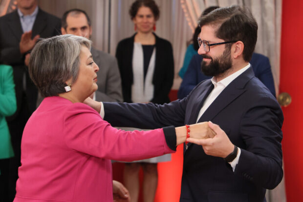 Jeannette Jara y Gabriel Boric a punto de darse un abrazo.