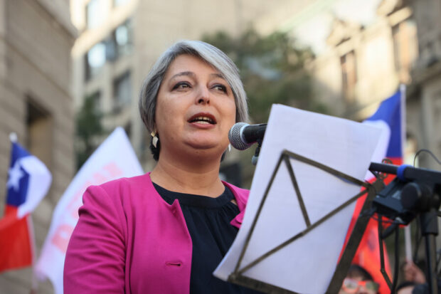 La candidata presidencial por el Partido Comunista, Jeannette Jara, realiza punto de prensa en el monumento a Salvador Allende en calle Morande.