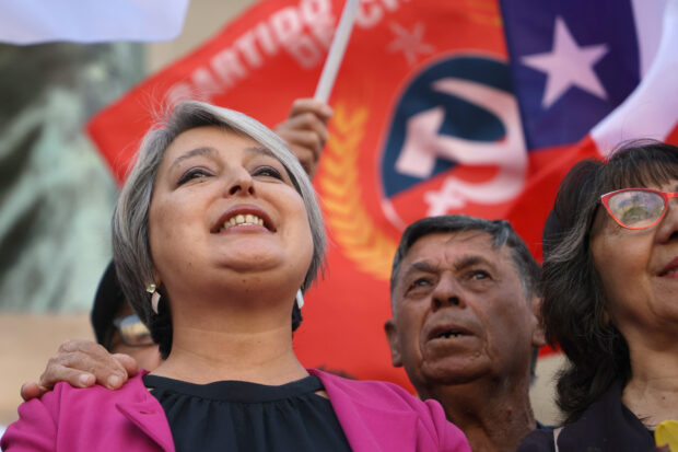 La candidata presidencial por el Partido Comunista, Jeannette Jara, realiza punto de prensa en el monumento a Salvador Allende en calle Morande.
