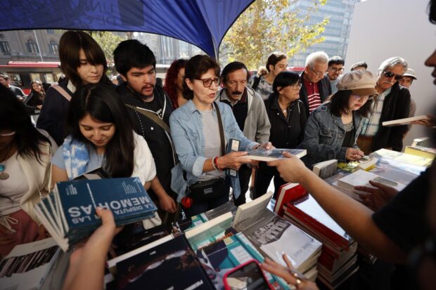 Universidad de Chile entrega gratuita de ejemplares a través de la actividad "Libros Libres".