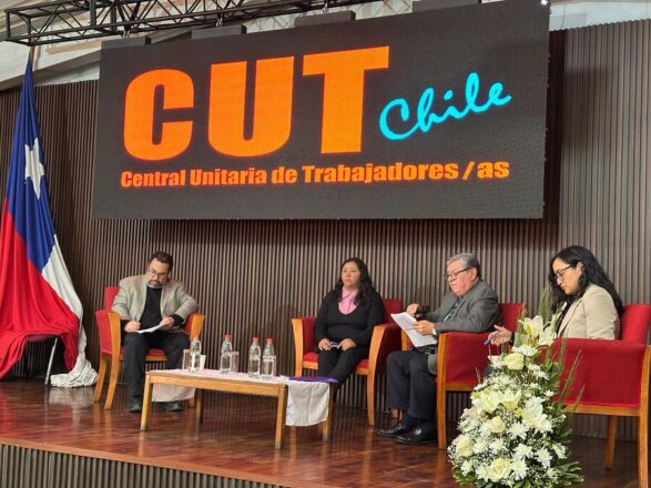 Dirigentes de la CUT y el subsecretario de Previsión Social, Claudio Reyes