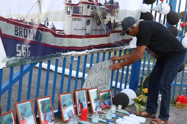 Familiares dejan imágenes de los pescadores desaparecidos en medio de velas y una pancarta que dice "Fiscal exclusivo" 
