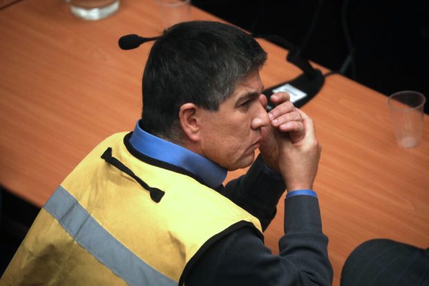 Exsubsecretario Manuel Monsalve viste el chaleco amarillo de imputado en la audiencia de revisión de cautelares.