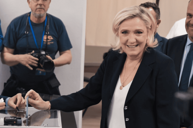 Marine Le Pen insertando su voto en la caja votación