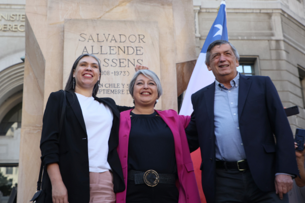 Mesa directiva del Partido Comunista junto a la exministra Jeannette Jara
