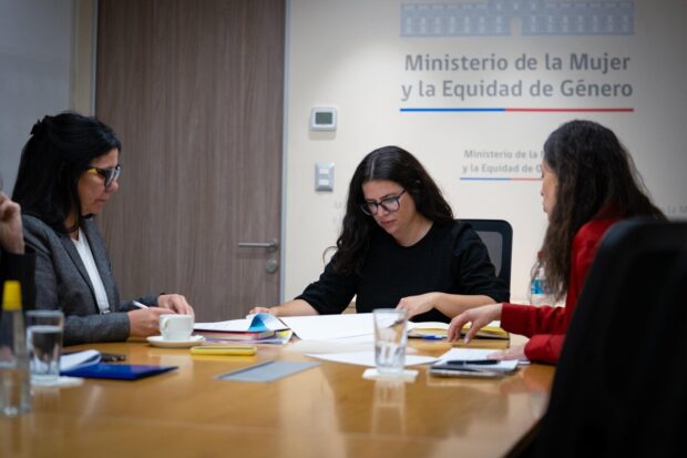 Ministra Orellana encabeza mesa junto otras mujeres a su lado.