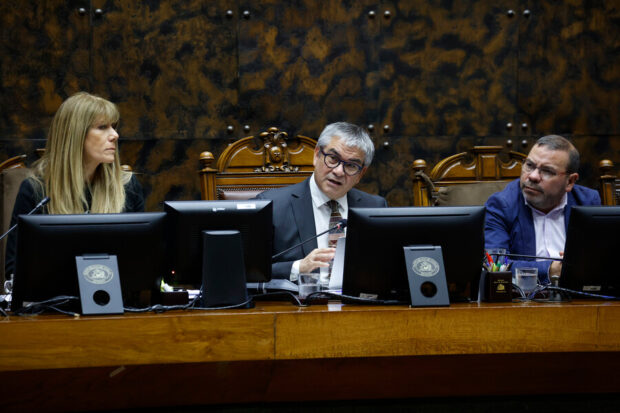 Ministro Marcel junto a parlamentarios mientras presenta el Informe de Finanzas Públicas.