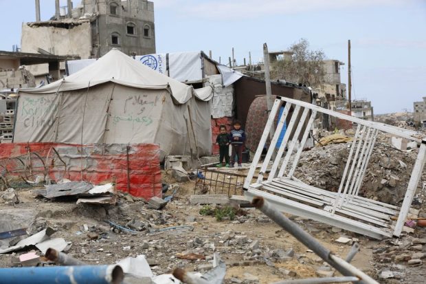 Niños palestinos entre los escombros de Gaza.
