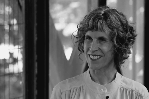 Imagen de Nona Fernández en blanco y negro.