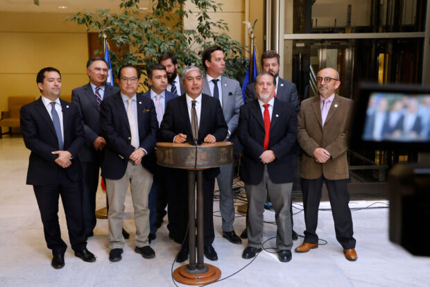 Oposición presenta acusación constitucional contra Gonzalo Durán