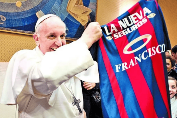 Papa Francisco posa con la camiseta del club San Lorenzo
