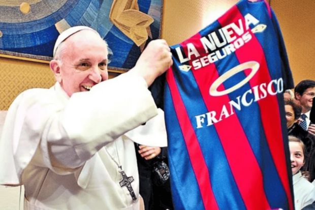 Papa Francisco con la camiseta de San Lorenzo (vía X)