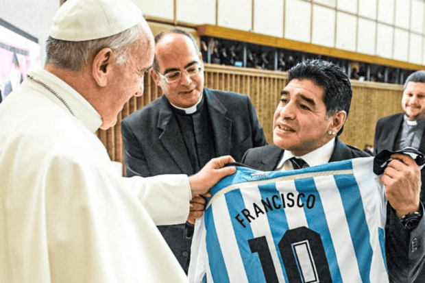 Papa Francisco y Diego Armando Maradona (vía X)