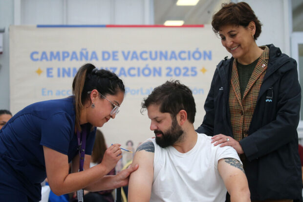 Enfermera vacunando al Presidente Gabriel Boric.