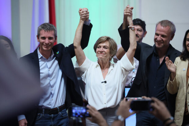 José Manuel Santa Cruz y Felipe Kast sostienen en alto los brazos de Evelyn Matthei.