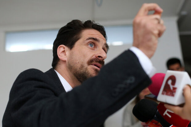 Gonzalo Winter frente a micrófonos de distintos medios de comunicación.