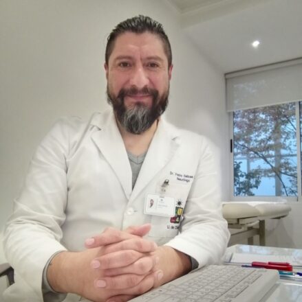 Fotografía del neurólogo Pablo Salinas Carrizo