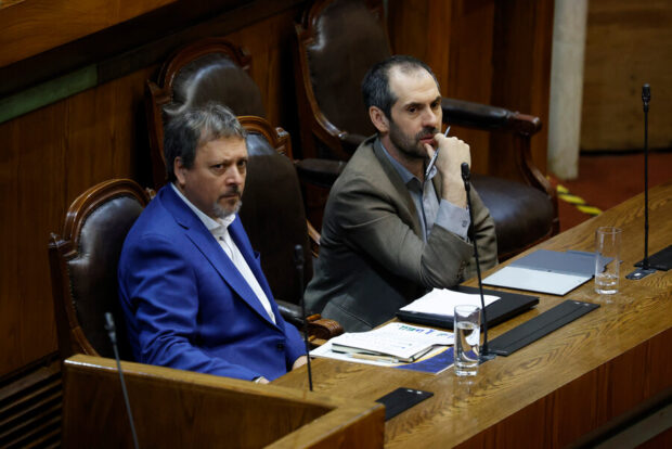 Subsecretario de pesca, Julio Salas, junto al ministro de Economía, Nicolás Grau, sentados en la testera de la Diputadas y Diputados.