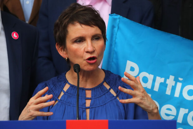 Carolina Tohá frente a una multitud de militantes que celebran su candidatura presidencial.