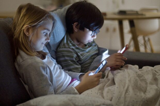 Niños en el celular - Fuente: Kampus Production en Pexels