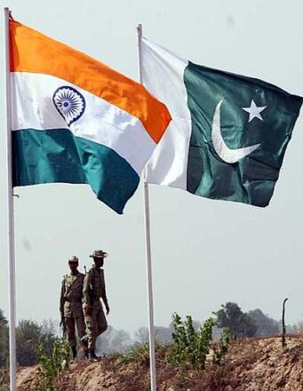 Banderas de India y Pakistán en Cachemira