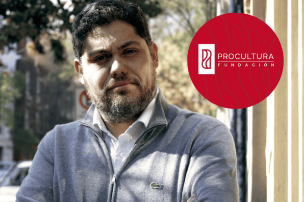 Alberto Larraín, fundador de fundación ProCultura, y el logo de la organización.