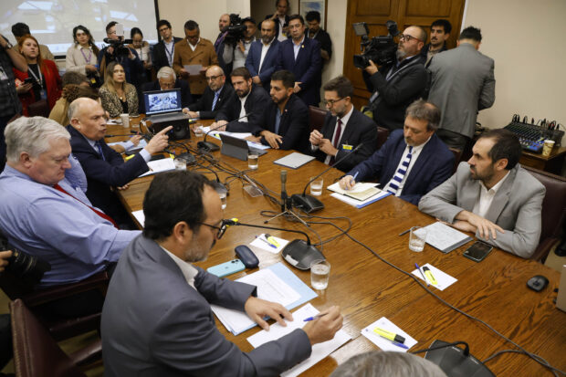 Valparaiso, 12 de mayo 2025 El subsecretario de Pesca, Julio Salas, y el ministro de Economia, Nicolas Grau, durante la Comision Mixta de Fraccionamiento Pesquero Sebastian Cisternas/Aton Chile