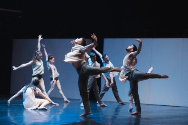 Bailarines en un escenario.