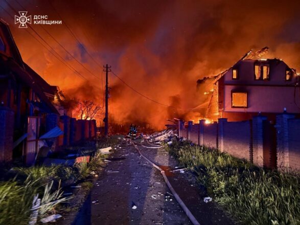Barrio residencial en Kiyv que fue parte del importante ataque militar ruso contra Ucrania en el que participaron casi 300 drones y 70 misiles, dirigidos contra múltiples regiones, causando grandes daños en edificios residenciales y provocando víctimas civiles, entre ellas niños. Vía X @ZelenskyyUa 26/05/2025