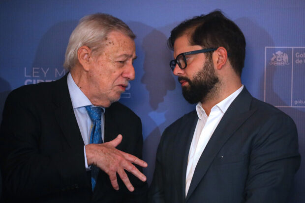 Boric y Van Klaveren conversando.