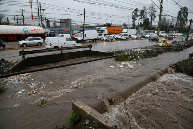 El canal Santa Marta, ubicado en la comuna de Maipú, al borde del colapso durante las lluvias en junio de 2024. 