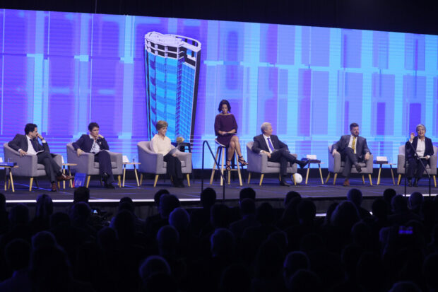 Candidatos presidenciales en foro de la CChC