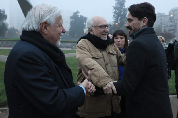 El candidato presidencial del Frente Amplio, Gonzalo Winter, saludando a Roberto Celedón y Jorge Arrate.