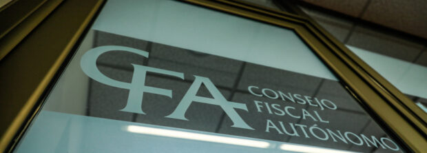 Puerta con el logo del Consejo Fiscal Autónomo.