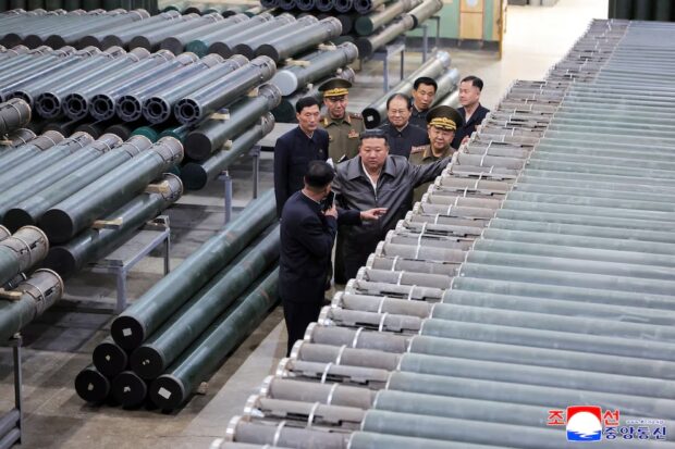 El líder de Corea del Norte, Kim Jong-un revisando parte del arsenal militar utilizado en los ensayos balísticos, 8 de mayo 2025