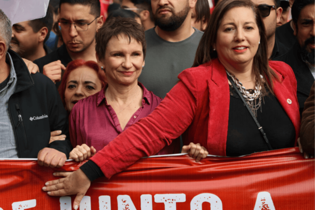 Carolina Tohá con Paulina Vodanovic en la marcha del Día del Trabajador - Fuente: Aton.