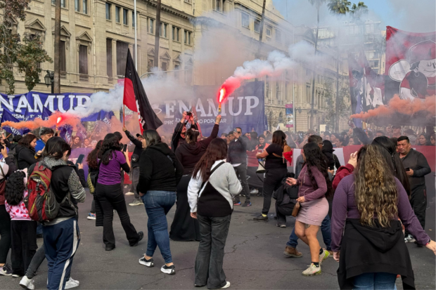 Bengalas en la marcha del Día del trabajador
