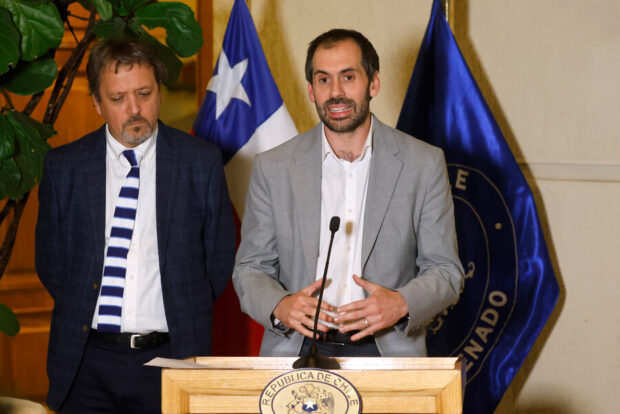 Punto de prensa del ministro de Economía, Nicolás Grau, junto al subsecretario de Pesca, Julio Salas.